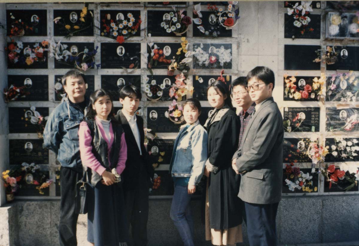 孟昭晋带开云在线登录学生拜谒王重民墓
